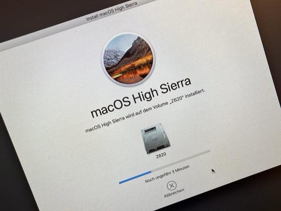 Installation screen of Mac OS X, but installing to the disk of a HP Z620 PC-style workstation