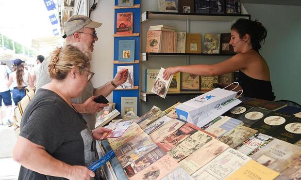Dos personas comprando en la Feria del Libro. (Europa Press via Getty Images)