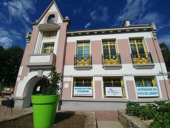 Voici nos locaux situés à Quéven dans la maison communale (ancienne mairie). Difficile de ne pas nous trouver : l'édifice a un style architectural bien défini, de couleur rose, blanche et jaune et au bord de l'artère principale de la ville : la rue Jean-Jaurès. Aucune excuse pour ne vas venir nous rencontrer !
