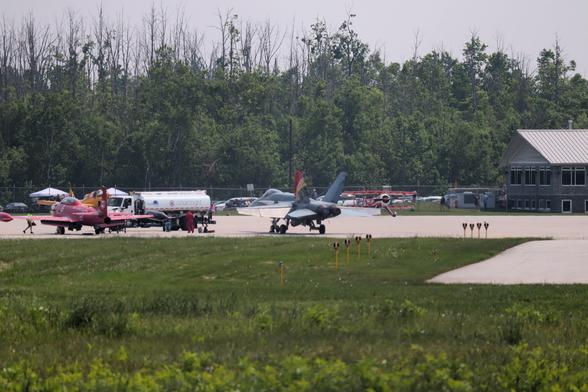 F18 Hornet and T33 Red Knight