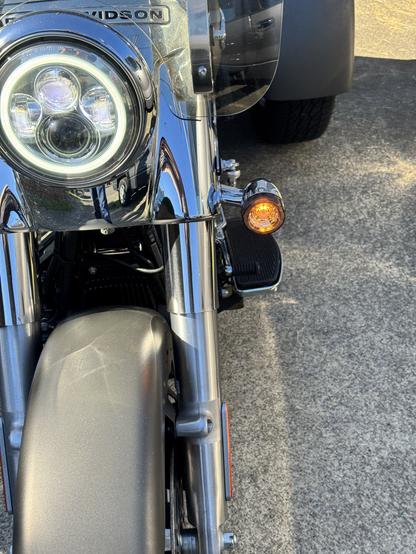 Left amber flashing.