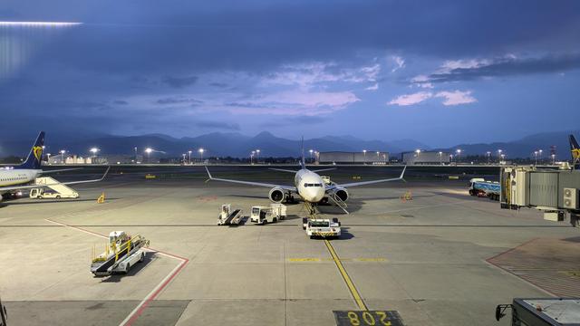 Posso ritrarre in aereo sulla pista dell'aeroporto di Bergamo In attesa, dell'imbarco all'alba