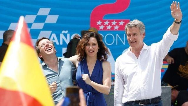 Feijóo, Ayuso i Almeida, junts contra Sánchez (EFE / Juan Carlos Hidalgo)
