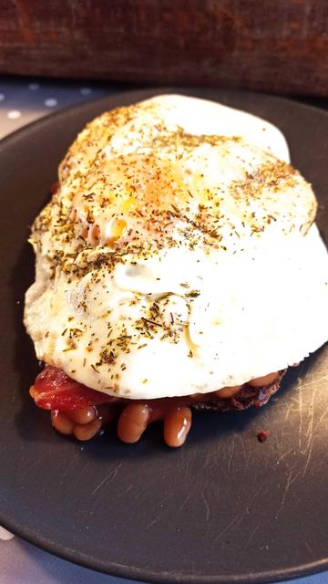 Spiegelei mit Thymian und Baked Beans