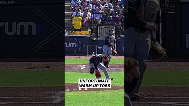 ライアン・ウェザーは二baseへのスローで頭を打つ😱#marlins＃baseball