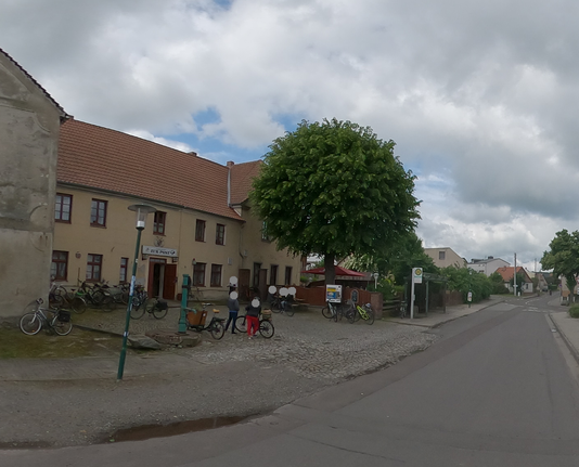 Fahrräder vor einer Gaststätte in Groß Ammensleben