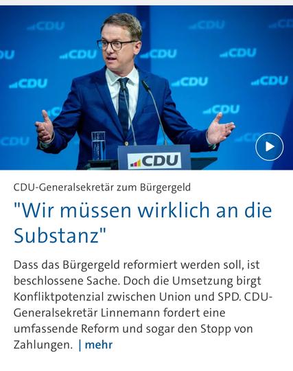 Ein CDU-Politiker steht in einem blauen Studio-Setting mit Parteilogo, gestikulierend an einem Rednerpult. Die Körpersprache ist entschlossen, die Botschaft konfrontativ: Es geht um eine härtere Gangart beim Bürgergeld. Das Bild symbolisiert den konservativen Impuls, soziale Komplexität mit autoritären Lösungen zu beantworten – ohne das System dahinter wirklich zu hinterfragen. Es wirkt wie eine Szene aus einem politischen Tunnelblick: viel Tempo, aber fragwürdige Richtung.

⸻

📷 Image description (English):
A CDU politician stands at a podium in a blue studio backdrop with party logos, speaking with emphatic gestures. The tone is assertive, the message confrontational: a tougher approach to basic income reform. The image captures the conservative reflex to respond to social complexity with authoritarian simplification – charging ahead without reflecting on deeper systemic causes. It’s a snapshot of political momentum aimed in the wrong direction.🖖
