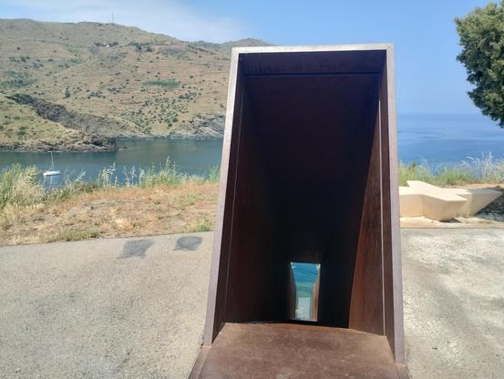 Memorial »Passage« von Dani Karavan: Blick in einem Schacht, im Hintergrund die Bucht von Port-Bou