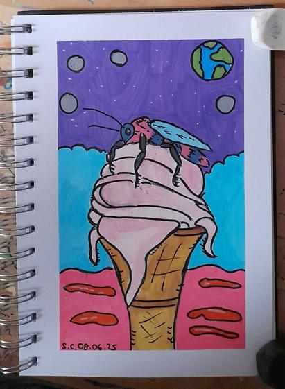 Das Bild zeigt eine farbenfrohe Zeichnung in einem Spiralnotizbuch. Im Zentrum steht eine großes, rosa Eis mit einem braunen Waffelbecher. Auf dem Eis sitzt ein Insekt mit einem rosablauen Körper, blauen Flügeln und schwarzen Beinen. Der Hintergrund ist in einem violett-blauen Farbton gehalten und zeigt mehrere graue Kreise, die wie Monden wirken, sowie einen blauen und grünen Globus, der die Erde darstellt. Unter dem Eis sind rote Linien zu sehen, die den Boden darstellen. Die Zeichnung ist mit "S.C. 08.06.25" datiert.