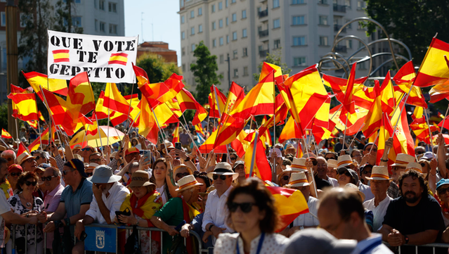 Els manifestants omplen la plaça d'Espanya de Madrid (Javier Lizón/EFE)