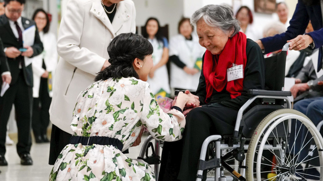 Princess Kako meets people of Japanese descent in Brazil nursing home