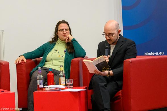 Fabian Telschow liest das Gedicht „Gründe“ von Erich Fried vor. Links Judith Enders, Klimatag an der Humboldt-Universität zu Berlin, 05.06.2025