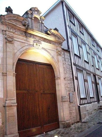 Couvent des Cordeliers à #ChâlonsenChampagne (#Marne) Construction XVIIe siècle. Porte monumentale sur rue : inscription par arrêté du 12 avril 1934.
Suite 👉 https://monumentum.fr/monument-historique/pa00078613/chalons-en-champagne-couvent-des-cordeliers
#Patrimoine #MonumentHistorique
Photo CC-BY-SA 4.0 : Garitan