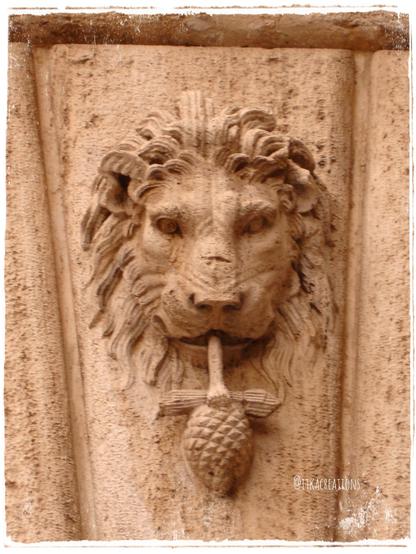 Le tepache est une boisson fermentée mexicaine traditionnelle issue de la fermentation de l'ananas ou d'un autre fruit (à l'époque précolombienne, le maïs). Légèrement pétillante elle peut être accompagnée de canelle. C'est l'équivalent de notre kéfir ou kambucha. Très bonne boisson, c'est aussi une recette zéro déchets puisqu'on utilise les épluchures de l'ananas !
Image : tête de lion sur une façade de Rome. Il tient dans sa gueule une tige reliée à une pomme de pin. On dirait qu'il boit à la paille.