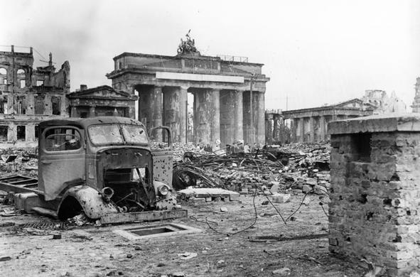 Carl Weinroth: Blick über den Pariser Platz auf das Brandenburger Tor, Foto von Anfang Juni 1945 | Vollständiges Bild und Bildnachweis (Bundesarchiv B 145 Bild-P054320, Berlin, Brandenburger Tor und Pariser Platz, Weinrother, Carl , CC BY-SA 3.0 DE, Wikipedia)