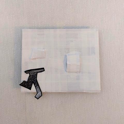 Rechthoekig maar wat onregelmatig stuk board beplakt met tape en andere stukken board, witgeschilderd, dat met afstandhouders aan de muur bevestigd  is; op het board is linksonder ook een cutout mensfiguurtje met armen wijd en rennende benen (zonder hoofd) bevestigd in donkergrijs gemeleerd en zwarte rand.
