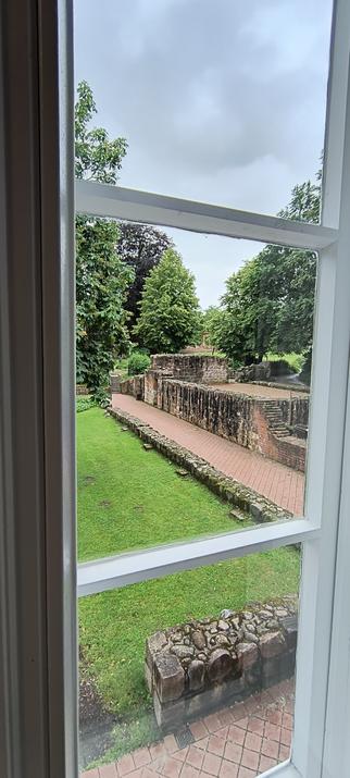 Uitzicht vanuit het raam op de muurresten van het klooster dat hier eens lag.