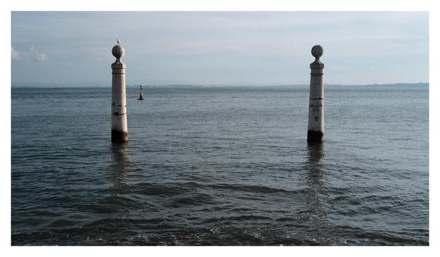 Picture taken on the staircase of Cais das Colunas, looking south, at the Teja rover and the two pillars placed in the water. Further away, a buoy in the water as well.