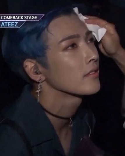 Reference image of the same pose by hongjoong from the kpop band ateez