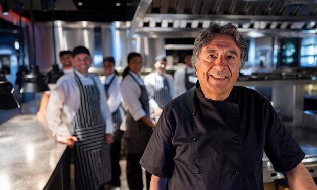 Un chef, junto a los cocineros de un restaurante. (Getty Images)