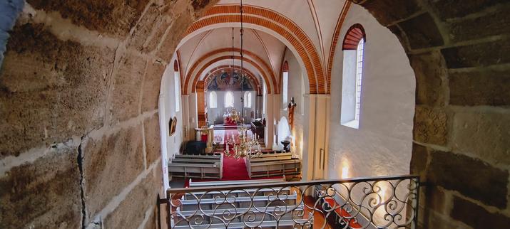 Interieur van de kerk, gezien vanaf de eerste verdieping in de toren. De toren is van zandsteen, de rest van baksteen die wit geschilderd is.