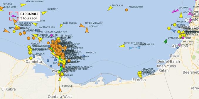 Dichter Schiffsverkehr vor Port Said