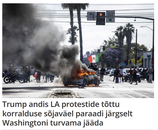 Suitse auto keset tänavat palmide all. Tänaval jalutavad ringi inimesed, kuigi tegemist on ilmselt kolm rida ühes ja kolm rida teises suunas teega.

Pealkiri: "Trump andis LA protestide tõttu koralduse sõjaväel paraadi järgselt Washingtoni turvama jääda"