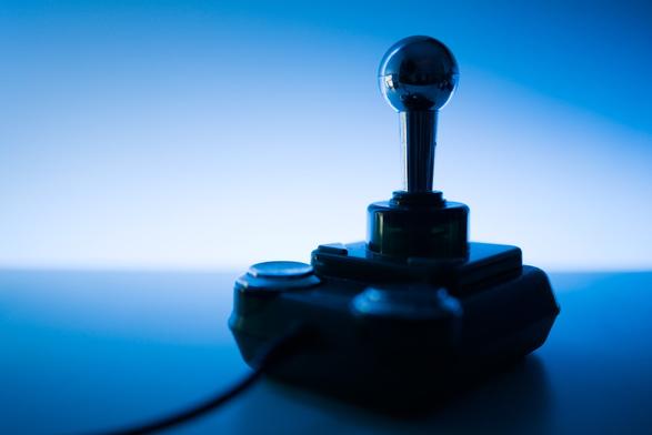 Ein Competition Pro Joystick im blauen Licht.