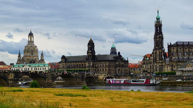 Blick etwas mehr Richtung Hofkirche und Semperoper