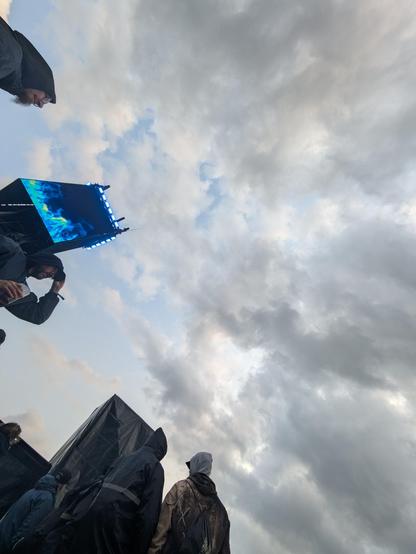 POV ich liege auf dem Boden
 Man sieht Menschen und einen Boxen-Turm