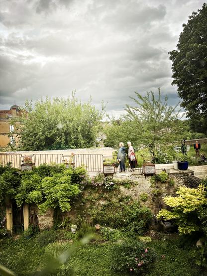 Visiteurs des jardins de la Tour Beurdelaine