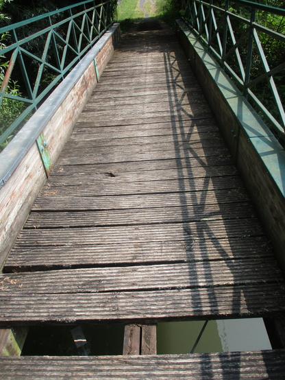 Il manque une latte en bois à la passerelle !!