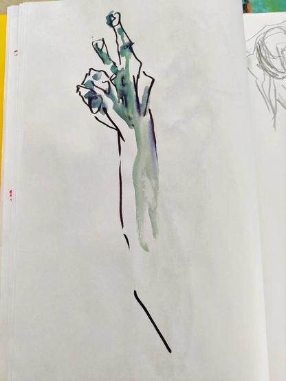 Croquis d'un bras levé au feutre noir et à l'aquarelle verte et bleue Les doigts semblent très osseux