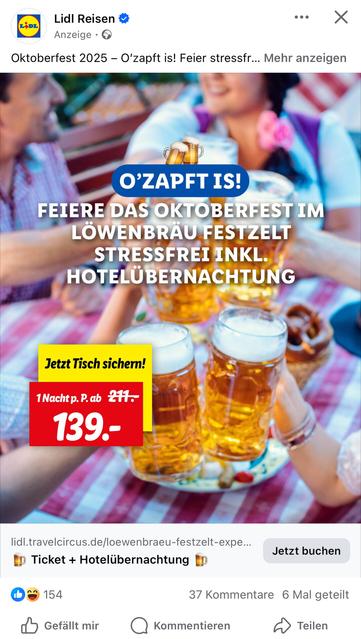 Vier Personen stoßen mit großen Bierkrügen an einem Tisch im Biergarten an. Auf dem Bild steht der Text: „O’zapft is! Feiere das Oktoberfest im Löwenbräu Festzelt stressfrei inkl. Hotelübernachtung. 1 Nacht p. P. ab 139 €.“ Im Vordergrund sind Bierkrüge und Brezn zu sehen.