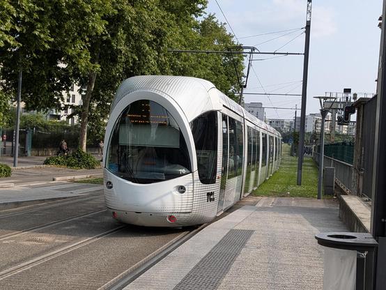 An Alstom Citadins 402 tram on line T4 at Lycée Colbert stop