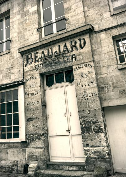 Façade d’une ancienne cave à vin. On lit « Beaujard » comme nom d’enseigne