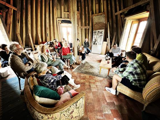 Rencontre dans le salon de la Tour Beurdelaine