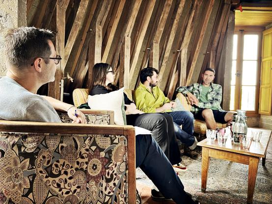 Rencontre dans le salon de la Tour Beurdelaine