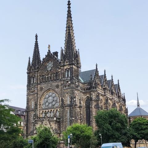 Eine Kirche im (neo-)gotischen Stil.
