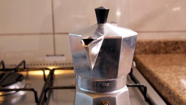 Ein Espressokocher auf einem Gasherd