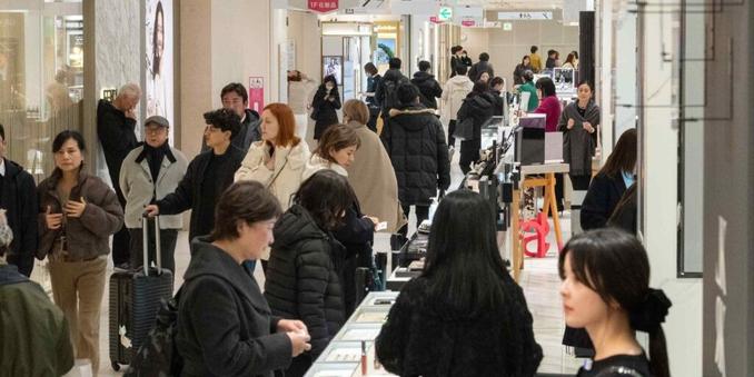 Japan weighs ending duty-free shopping for foreign visitors