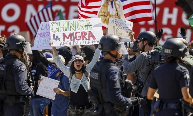 Activistas exhiben pancartas durante las protestas provocadas por las redadas migratorias en Los Ángeles, (California, EEUU), el 8 de junio de 2025. (CAROLINE BREHMAN / EPA / EFE)