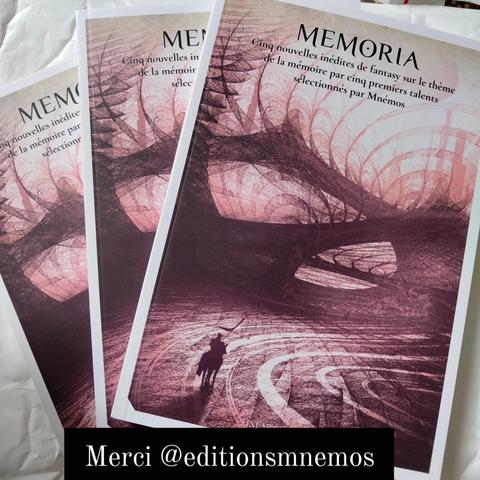 Couverture de l'ouvrage collectif Memoria publié chez Mnémos. un cavalier se déplace dans un paysage surréaliste, construit en fractales.