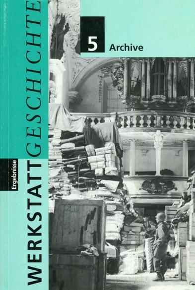 Umschlagvorderseite von WerkstattGeschichte 5/1993 "Archive" mit einem S/W-Foto: Ein amerikanischer GI bewacht deutsche Akten in der Kirche von Ellingen, 24.4.1945. Der GI, am rechten unteren Bildrand zu sehen, steht inmitten von Holzkisten und verpackten Bündeln, die sich meterhoch vor der Orgelempore im Hintergrund im reich geschmückten Barock-Inneraum auftürmen (das vollständige Foto: https://de.wikipedia.org/wiki/Schlosskirche_Ellingen#/media/Datei:Schlosskirche_Ellingen,_Ellingen,_April_1945_-_Local_Identifier_111-SC-204899.jpg).