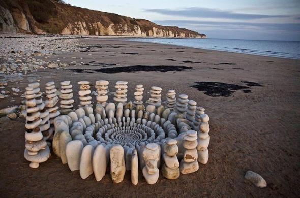 Les-mandalas-et-cairns-de-pierres-de-James-Brunt-1