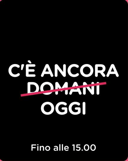 L'immagine presenta un messaggio in italiano su uno sfondo nero. Il testo principale, in bianco e in grassetto, recita "C'È ANCORA OGGI" con la parola "DOMANI" evidenziata da una linea rossa diagonale, indicando che non è più valido. Sotto, in caratteri più piccoli, si legge "Fino alle 15.00", suggerendo un limite di tempo per un'offerta o un evento. Il design è semplice e diretto, con un bordo rosa che aggiunge un tocco di colore.
