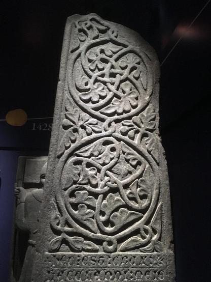 Pierre gravée d'entrelacs végétaux (XIVe siècle, Iona, Ecosse)