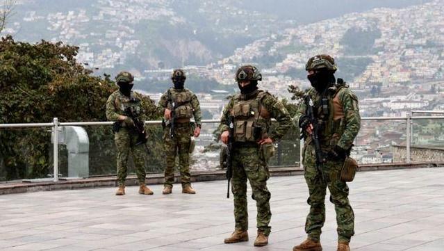 Militars de guàrdia a Quito (Reuters)