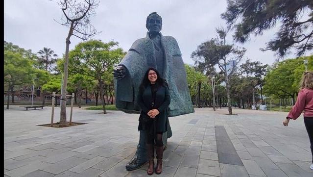 Natasha Males fotografiada amb l'estàtua de Simón Bolívar a la Barceloneta (Quim Olivares)