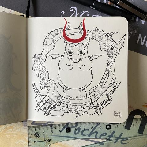Dessin sur un petit carnet représentant un diablotin dodu à l’air malicieux entouré de divers artefacts formés de cornes et de queues (sans blague phallacieuses). Le dessin est en noir et blanc à l’exception d’une paire de cornes stylisée rouge en haut. En dessous est inscrit « Hellhorned »
